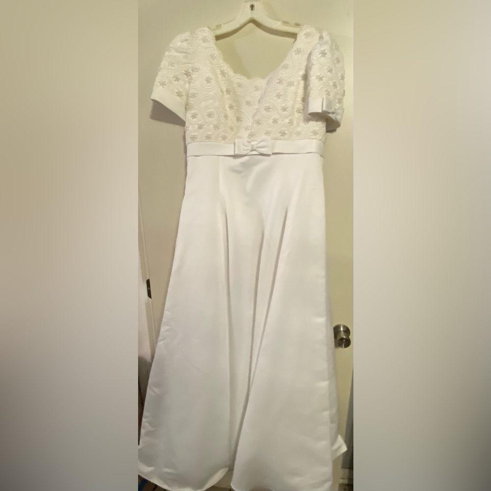 David's Bridal Lady Eleanor Wedding Dress, Short Sleeve Beaded, Bow Detail SZ 20